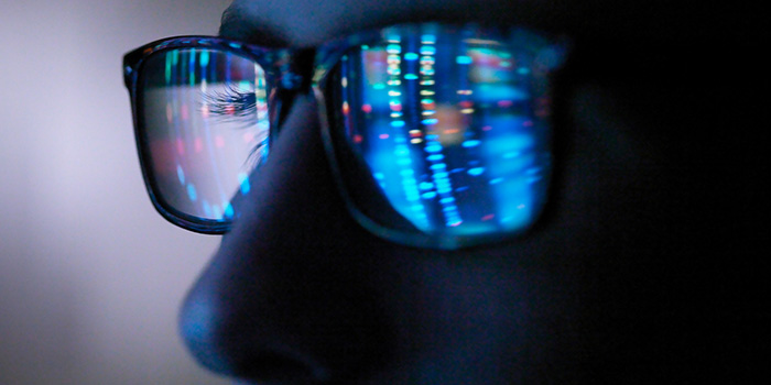 Brille vor Bildschirm mit Zahlen